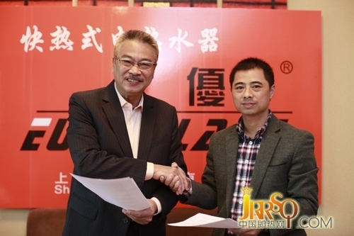 中國即熱網(wǎng)專訪優(yōu)博即熱式電熱水器何總 優(yōu)博形象代言人著名喜劇明星吳孟達(dá)（左）與 優(yōu)博何總（右）