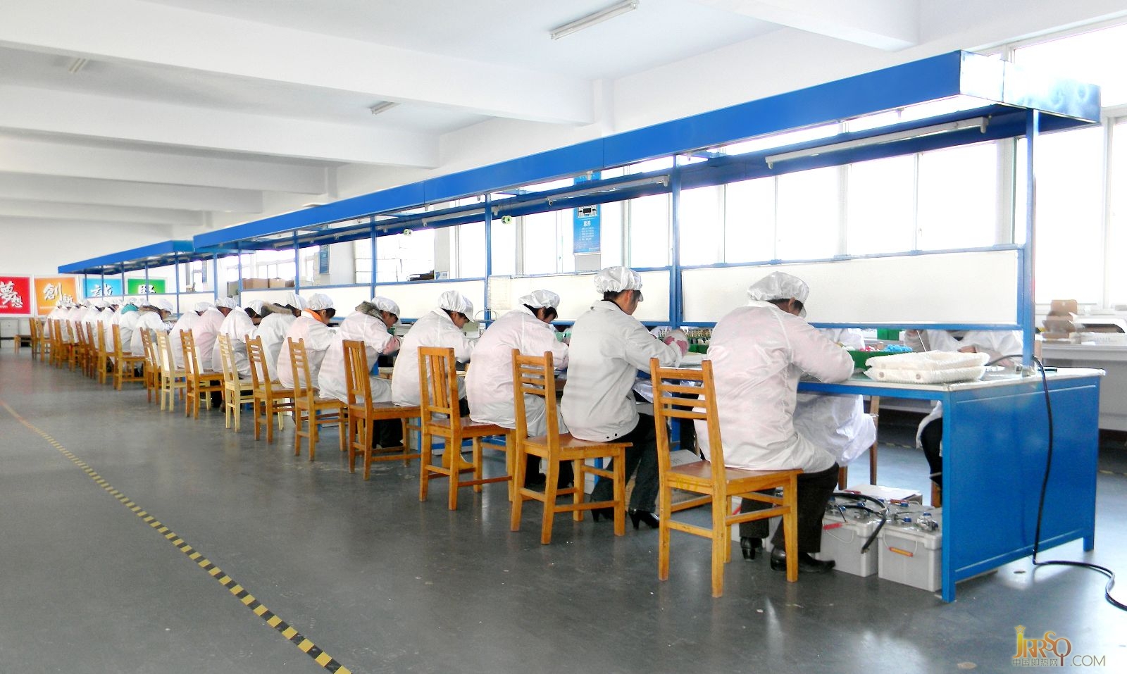 藍(lán)湖整齊干凈的即熱式電熱水器生產(chǎn)線