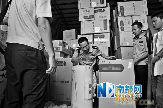 5黑作坊流水作業(yè)產(chǎn)品可亂真 月銷1500臺(tái)假熱水器