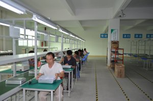 中山市榮氏電器有限公司座落于中山市火炬高新科技開發(fā)區(qū)訊通工業(yè)園，是一家專業(yè)從事研發(fā)、生產(chǎn)、銷售和服務為一體即熱式電熱水器、速熱式電熱水器的企業(yè)。
