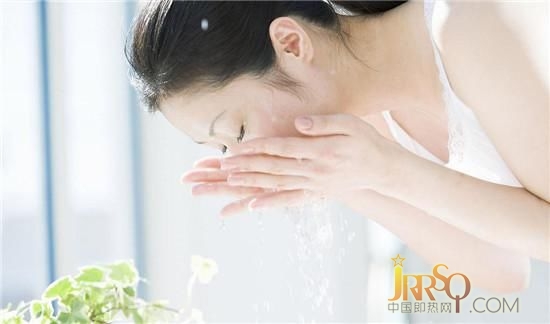 恒潔衛(wèi)浴即熱式智能龍頭為家人準(zhǔn)備每一天的溫暖