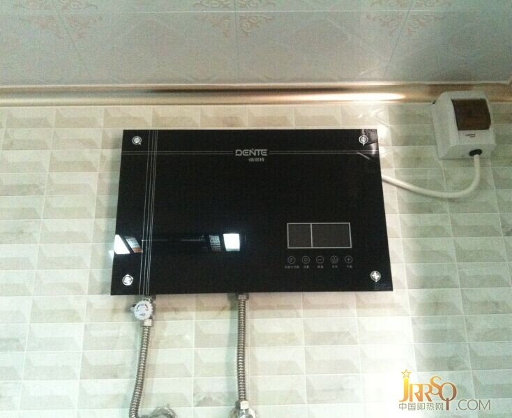 德恩特DTR/E3即熱式電熱水器采用智能微電腦控制系統(tǒng)，超大的液晶屏顯示，在使用過程中，一目了然，方便快捷，老人小孩都可以輕松學(xué)會(huì)，而且手自一體化設(shè)計(jì)，手動(dòng)與數(shù)字編碼器變頻自動(dòng)恒溫，設(shè)定溫度與出水溫度恒定，輕松搞定溫度，不會(huì)出現(xiàn)電熱水器那種忽冷忽熱的情況，大冬天你需要一個(gè)恒溫的熱水器。