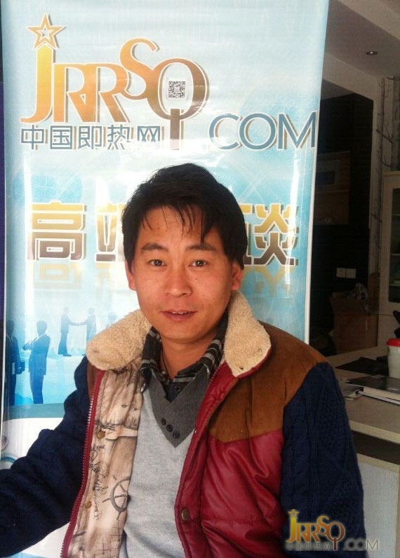 德恩特DTR/E3即熱式電熱水器采用智能微電腦控制系統(tǒng)，超大的液晶屏顯示，在使用過程中，一目了然，方便快捷，老人小孩都可以輕松學(xué)會(huì)，而且手自一體化設(shè)計(jì)，手動(dòng)與數(shù)字編碼器變頻自動(dòng)恒溫，設(shè)定溫度與出水溫度恒定，輕松搞定溫度，不會(huì)出現(xiàn)電熱水器那種忽冷忽熱的情況，大冬天你需要一個(gè)恒溫的熱水器。