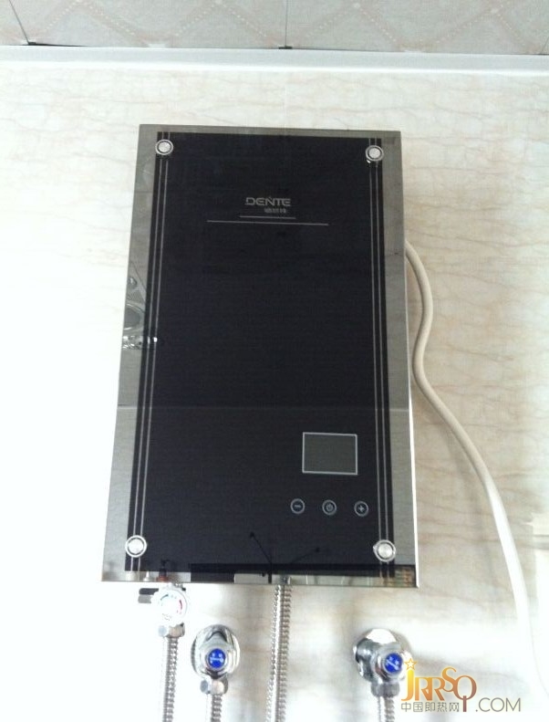 德恩特DTR/E3即熱式電熱水器采用智能微電腦控制系統(tǒng)，超大的液晶屏顯示，在使用過程中，一目了然，方便快捷，老人小孩都可以輕松學(xué)會(huì)，而且手自一體化設(shè)計(jì)，手動(dòng)與數(shù)字編碼器變頻自動(dòng)恒溫，設(shè)定溫度與出水溫度恒定，輕松搞定溫度，不會(huì)出現(xiàn)電熱水器那種忽冷忽熱的情況，大冬天你需要一個(gè)恒溫的熱水器。