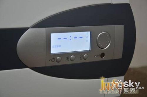 從外觀入手，我們對(duì)這款電熱水器有了初步的了解，下面我們將性能上對(duì)其進(jìn)行詳細(xì)點(diǎn)評(píng)吧。