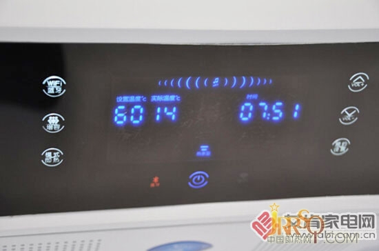 　　2015年3月11-14日，于上海新國際博覽中心舉辦的中國家電博覽會(huì)(簡稱AWE)，一直都是主流家電品牌集體亮相的平臺(tái)，其中，廚衛(wèi)電器作為重要產(chǎn)品領(lǐng)域，此次W3館以全展館的精品面貌整體展示了當(dāng)前廚衛(wèi)產(chǎn)品的發(fā)展態(tài)勢(shì)。  　　其中，此次展館面積達(dá)200平米的廣東格美淇帶來了最新升級(jí)版的“會(huì)唱歌”的電熱水器，和此前需插入U(xiǎn)SB和讀卡器才能進(jìn)行音樂播放的形式不同，這款新品只需連接智能藍(lán)牙，即可一邊沐浴一邊享受音樂的美妙。   格美淇展臺(tái)   格美淇最新升級(jí)版的音樂機(jī)，只需用藍(lán)牙連接即可自動(dòng)播放音樂  　　其實(shí)，熱水器產(chǎn)品發(fā)展到現(xiàn)在，洗澡對(duì)于很大部分人來說已經(jīng)成為了一種舒適的享受。不過光是單純的洗浴和單一的水聲好像還不足以讓人盡興，超過70%的人在洗澡時(shí)喜歡唱歌或聽歌，以達(dá)到舒緩神經(jīng)、放松身心的目的。   觸控面板  　　另外，此款熱水器同樣采用雙核2代加熱技術(shù)，Z型發(fā)熱管設(shè)計(jì)，分成上、下兩種不同高度的分布在內(nèi)膽里面，加熱效率高，即開即洗、無需等待。支持多人洗浴、6倍增容，讓沐浴也暢快。同時(shí)產(chǎn)品國家1級(jí)能效，同比其他電熱水器產(chǎn)品更節(jié)能省錢。   格美淇此前最先推出的“會(huì)唱歌”的電熱水器DW30-D50T/S  　　操作性上也更為簡便，用戶只需要輕輕點(diǎn)擊觸控面板，就可以輕松控制電熱水器，時(shí)尚感與科技感兼具。同時(shí)，還有紅外線遠(yuǎn)程遙控功能，可通過紅外線遙控器控制電熱水器，想聽歌、想換其他功能只需輕輕一按，如此時(shí)尚、智能化、又人性化的“會(huì)唱歌”的熱水器，趕緊入手為寒冬添上暖意吧~