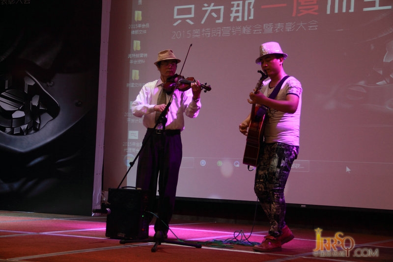 電影電視音樂創(chuàng)作人，原創(chuàng)音樂家吳天世和知名獨(dú)立音樂人，原?？谑薪豁憳穲F(tuán)首席小提琴大師老周。