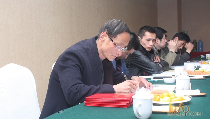 科技創(chuàng)新對(duì)于即熱式電熱水器這一高新產(chǎn)業(yè)更為重要，不斷創(chuàng)新，不斷研發(fā)，不斷有新的發(fā)明成果，才能使即熱式電熱水器技術(shù)不斷完善，不斷成熟