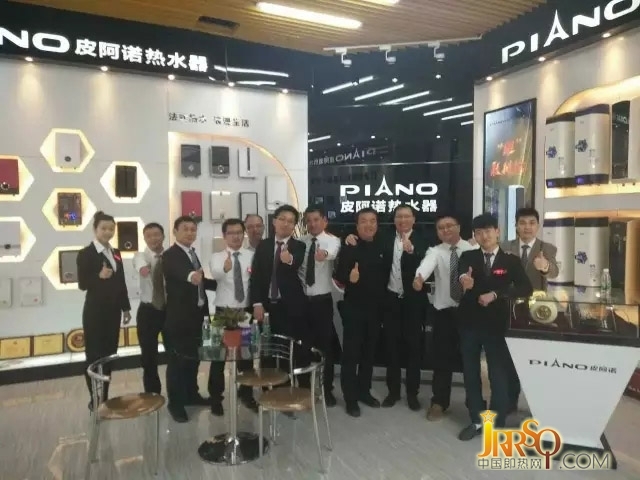 在許多企業(yè)家看來(lái)，側(cè)翼戰(zhàn)只不過(guò)是一種軍事上的概念，在商戰(zhàn)中難有用武之地。實(shí)踐經(jīng)驗(yàn)認(rèn)為，事實(shí)并非如此，側(cè)翼攻擊是即熱式電熱水器市場(chǎng)競(jìng)爭(zhēng)中最具創(chuàng)新性的方法。即熱式電熱水器企業(yè)應(yīng)用“側(cè)翼戰(zhàn)”，一般來(lái)說(shuō)能夠達(dá)到四兩撥千斤的戰(zhàn)略效果。“側(cè)翼戰(zhàn)”能夠助力企業(yè)尋找并搶占市場(chǎng)機(jī)會(huì)與時(shí)機(jī)，創(chuàng)造差異化路徑，避免直接對(duì)抗領(lǐng)先者，采取迂回戰(zhàn)術(shù)，搶占新的制高點(diǎn)。  “東風(fēng)”的缺口還很大  一般而言，在即熱式電熱水器行業(yè)的歷史軌道上，走過(guò)了五至十年的光陰并專注于某一品類的拓展，產(chǎn)品得到沉淀與升級(jí)的中等規(guī)模企業(yè)，有團(tuán)隊(duì)的支撐，有資金的積累，有理想的滋養(yǎng)，有行動(dòng)的落實(shí)，已經(jīng)剝離出了小企業(yè)的隊(duì)列，但距離大型企業(yè)又還有一段距離，其中最突出的表現(xiàn)是在終端渠道上缺乏足夠的資源，市場(chǎng)占有率不高。  從團(tuán)隊(duì)的結(jié)構(gòu)上來(lái)看，這類企業(yè)已經(jīng)完成了第一輪人才輸入的任務(wù)。在數(shù)量上達(dá)到了一定的規(guī)模，在質(zhì)量上也向前跨進(jìn)了一大步，然而專業(yè)人才有，但是頂尖的管理人才卻很少，企業(yè)整體的經(jīng)營(yíng)、策劃能力有待強(qiáng)化。一方面，有能力的頂尖人才更愿意去大企業(yè)任職，中小企業(yè)的發(fā)展空間畢竟有限;另一方面，這類企業(yè)的管理者在思想、管理層面相對(duì)滯后，不愿意也沒(méi)能力花重金請(qǐng)有能力的職業(yè)經(jīng)理人來(lái)“坐鎮(zhèn)”。在終端市場(chǎng)上，這類企業(yè)承受和化解市場(chǎng)壓力的能力有所欠缺，易受大企業(yè)“品牌效應(yīng)”和小企業(yè)“低價(jià)銷售”的前后夾擊，轉(zhuǎn)而打起“價(jià)格戰(zhàn)”，以好產(chǎn)品、低價(jià)格的“高性價(jià)比”出售，從而陷入成本與利潤(rùn)不成正比的惡性循環(huán)。顯然，在經(jīng)濟(jì)形式不容樂(lè)觀的宏觀大環(huán)境下，這一群體必然會(huì)面臨轉(zhuǎn)型升級(jí)的窘境。為實(shí)現(xiàn)邁進(jìn)大企業(yè)的隊(duì)列、擺脫小企業(yè)的陣營(yíng)這一目標(biāo)，借勢(shì)補(bǔ)足“東風(fēng)”的缺口成了板上釘釘?shù)募瘸墒聦?shí)。  未來(lái)即熱式電熱水器企業(yè)需打“側(cè)翼戰(zhàn)”  商場(chǎng)如戰(zhàn)場(chǎng)，既然總體實(shí)力不足以與大企業(yè)相匹敵，互為競(jìng)爭(zhēng)對(duì)手的兩者，特別是處于弱勢(shì)方的中型企業(yè)，直擊市場(chǎng)以硬碰硬必然損失慘重；轉(zhuǎn)換思維，采取“側(cè)翼戰(zhàn)”進(jìn)攻市場(chǎng)空白或薄弱區(qū)域無(wú)疑更準(zhǔn)也更快達(dá)到目的，因?yàn)檐浝咄亲詈玫倪M(jìn)攻地點(diǎn)。值得注意的是，一次好的側(cè)翼進(jìn)攻是在無(wú)人競(jìng)爭(zhēng)的地區(qū)展開(kāi)，即某一行業(yè)每一品類的細(xì)分領(lǐng)域，切記避免切入競(jìng)爭(zhēng)激烈的紅海區(qū)。對(duì)于實(shí)力有待加強(qiáng)的中型即熱式電熱水器企業(yè)而言，試圖從市場(chǎng)的碗中分得一杯羹，擴(kuò)大并提升市場(chǎng)占有率和知名度，可從三個(gè)方面進(jìn)行布局：  一是針對(duì)產(chǎn)品品類的出奇布局。在即熱式電熱水器行業(yè)發(fā)展的歷程中，眾多企業(yè)蜂擁而起，上演一輪輪分食大潮，有競(jìng)爭(zhēng)力的企業(yè)之間互相廝殺，瓜分掉市場(chǎng)上的顯性用戶，搶先布局全國(guó)市場(chǎng)，后來(lái)者想要“青出于藍(lán)而勝于藍(lán)”，沒(méi)有自己的獨(dú)特武器是很難有所突圍。于是，對(duì)于有理想但實(shí)力還有所欠缺的即熱式電熱水器企業(yè)而言，避免進(jìn)入激蕩的紅海區(qū)，尋求市場(chǎng)的空白區(qū)進(jìn)行深耕細(xì)作便顯得尤為重要，而走好這步棋的首要條件就是要選好棋子，即產(chǎn)品品類的優(yōu)選。  二是在營(yíng)銷打法上避開(kāi)“戰(zhàn)場(chǎng)”。燒錢打廣告在去年一整年的營(yíng)銷大戰(zhàn)中搶占了大眾的視角，這一現(xiàn)象在滴滴與快的、優(yōu)步的大戰(zhàn)中有所印證，然而對(duì)處于上升期的中型企業(yè)而言，燒錢玩營(yíng)銷無(wú)異于“自砍手腳”，稍不注意還可能導(dǎo)致多年的積累付諸東流。故，有選擇性地打廣告，借勢(shì)宣傳也能打出新天地。  三是在終端渠道上尋求新“玩法”。電商、整體家裝的發(fā)展都是對(duì)傳統(tǒng)渠道的沖擊與挑戰(zhàn)，以互聯(lián)網(wǎng)手段和整合資源來(lái)倒逼即熱式電熱水器行業(yè)步入新的發(fā)展軌道，是一種形式，除此之外，轉(zhuǎn)型也值得行業(yè)思考與借鑒。隨著消費(fèi)者個(gè)性化需求的崛起以及生活節(jié)奏的加快，這些都是即熱式電熱水器企業(yè)努力走出行業(yè)的“霧霾”，尋求自我突破的渠道。