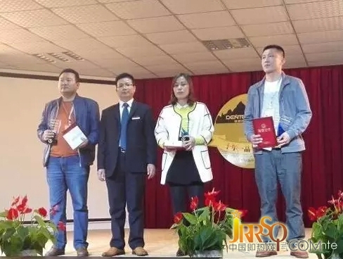 積極鼓勵經(jīng)銷商獎！堅定信心，明年會更好！這手上拿的是獎品嗎？?。? width=