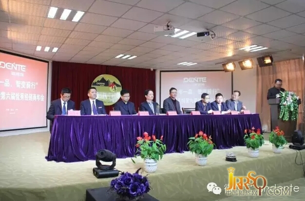嘉賓領(lǐng)導(dǎo)已經(jīng)入座，氣氛逐漸開始升溫！