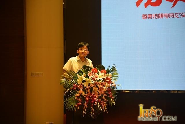 馮總在發(fā)言中從產(chǎn)品、生產(chǎn)、營(yíng)銷(xiāo)三個(gè)方面介紹奧特朗電熱龍頭，尤其從設(shè)計(jì)、材質(zhì)、加熱器、控制方式及極致精神等多方面介紹了產(chǎn)品的優(yōu)勢(shì)。