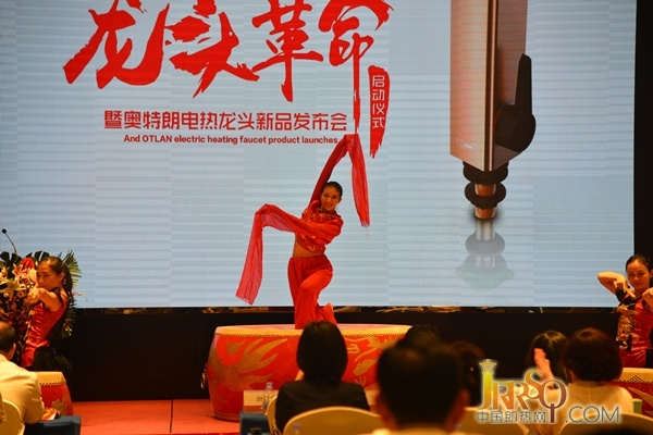 之后舉行了“龍頭革命”最重要的環(huán)節(jié)：?jiǎn)?dòng)儀式，由會(huì)議嘉賓共舉鼓錘，共同敲響龍頭革命的戰(zhàn)鼓，伴隨著表演者轟動(dòng)的鼓聲和熱舞，寓意著我們的龍頭革命轟轟烈烈的開(kāi)啟了。
