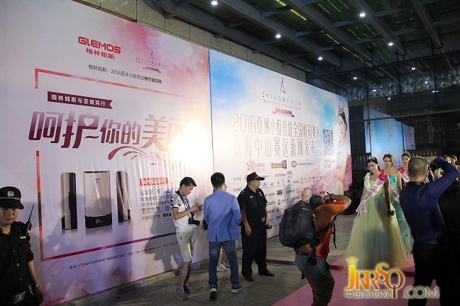 格林姆斯與亞洲小姐完美邂逅  