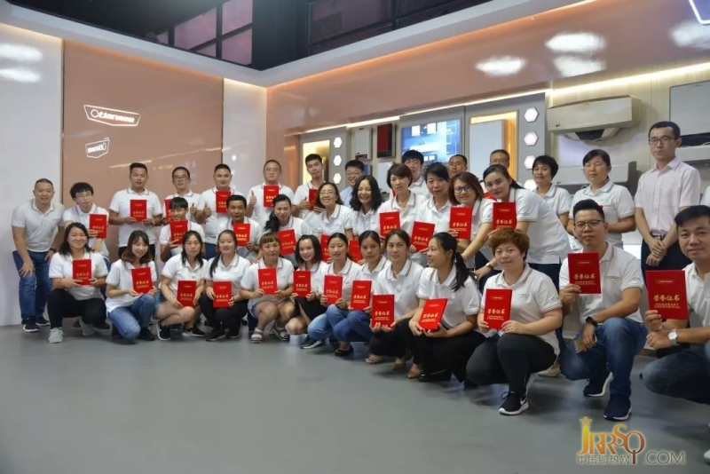 9月15日，培訓進入尾聲。前期培訓項目已經(jīng)完成，在培訓講師的帶領(lǐng)下，學員來到奧特朗江門工廠參觀。